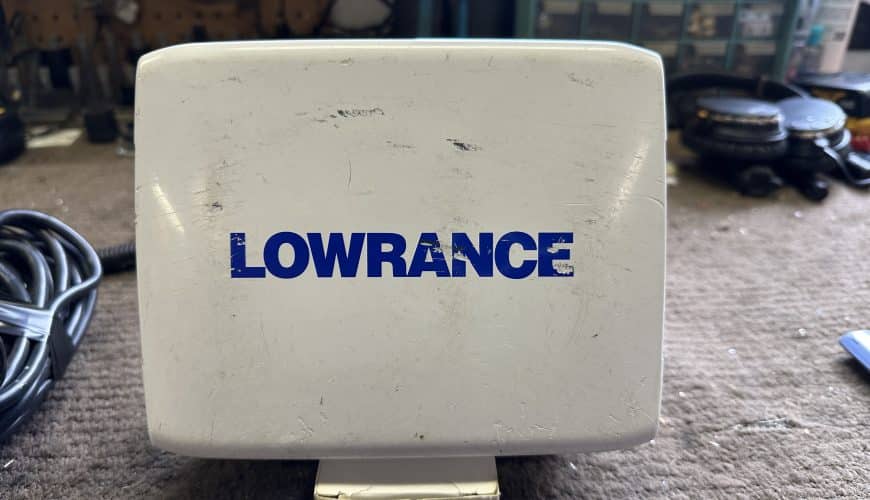 Lowrance HDS-5 fish finder